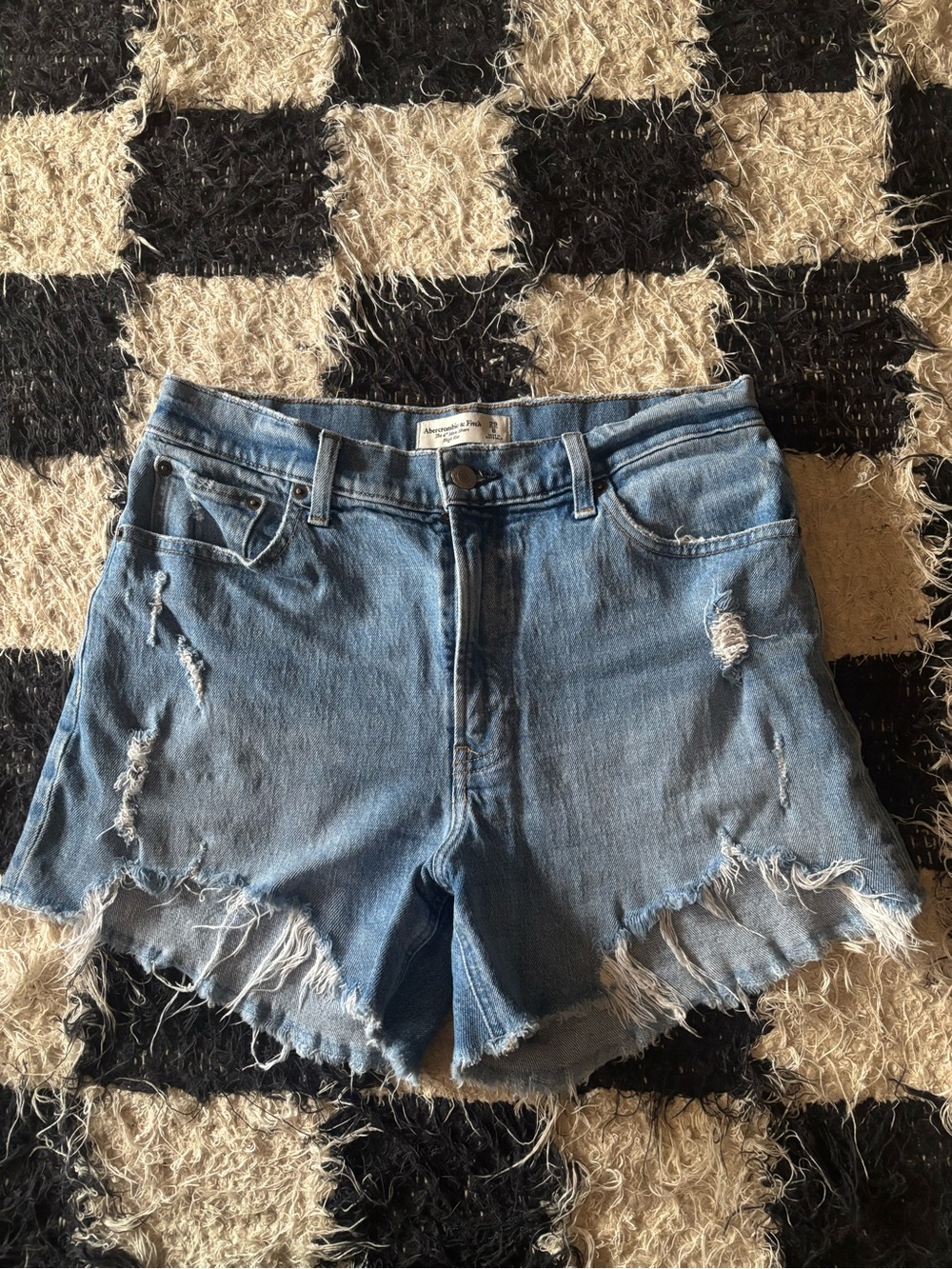 Abercrombie & Fitch: High Rise 4” Mom Short.